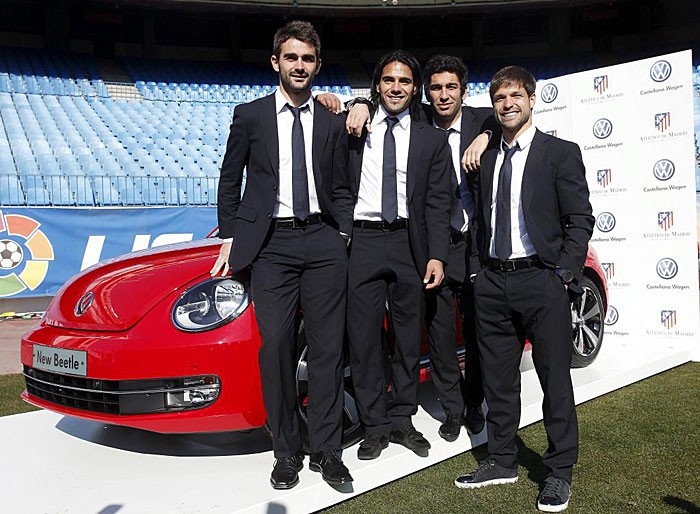 Các cầu thủ Atletico Madrid bên cạnh chiếc siêu xe Volkswagen Beetle của KIA